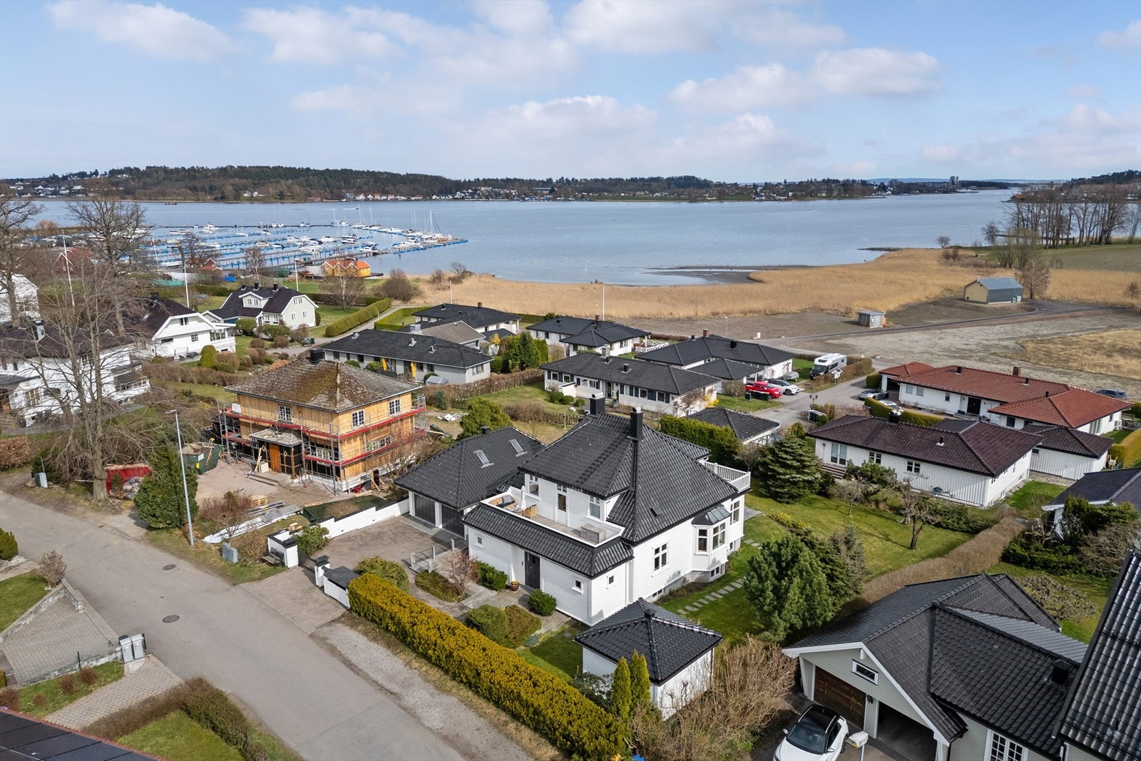 Boligen har en maritim beliggenhet med få minutters gange til Rosanesparken, småbåthavn og badestrand. Galleribilde