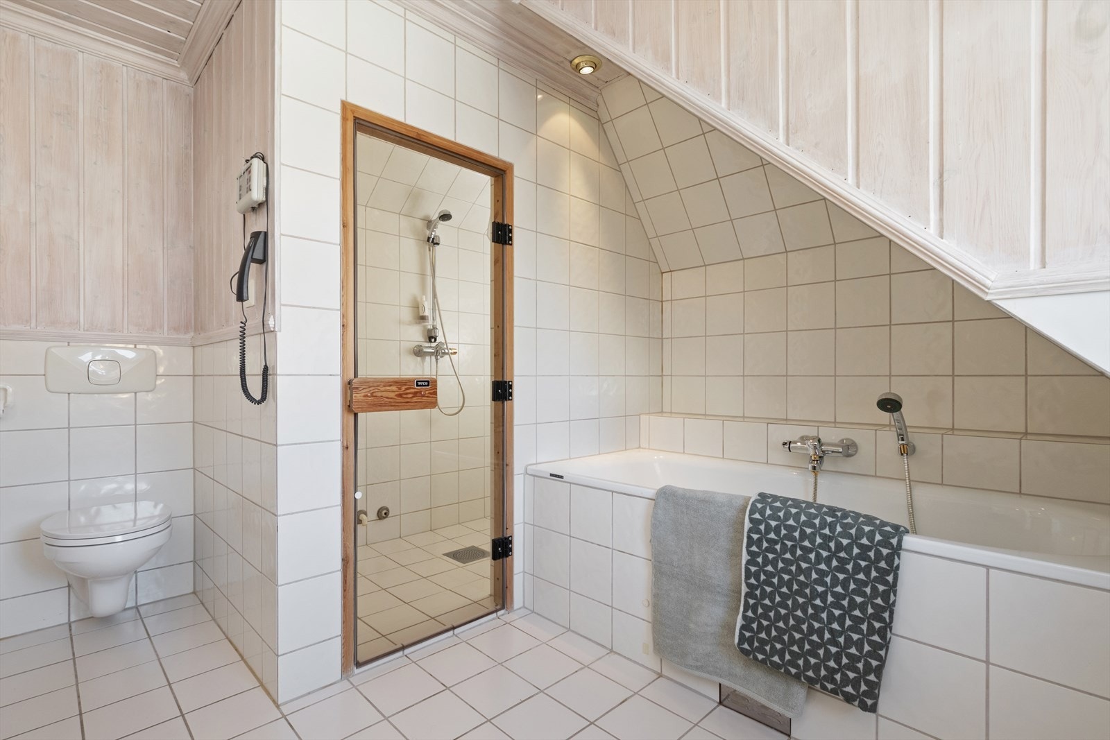Badet er innredet med med dobbel servant, badekar, dusjnisje og wc. Galleribilde