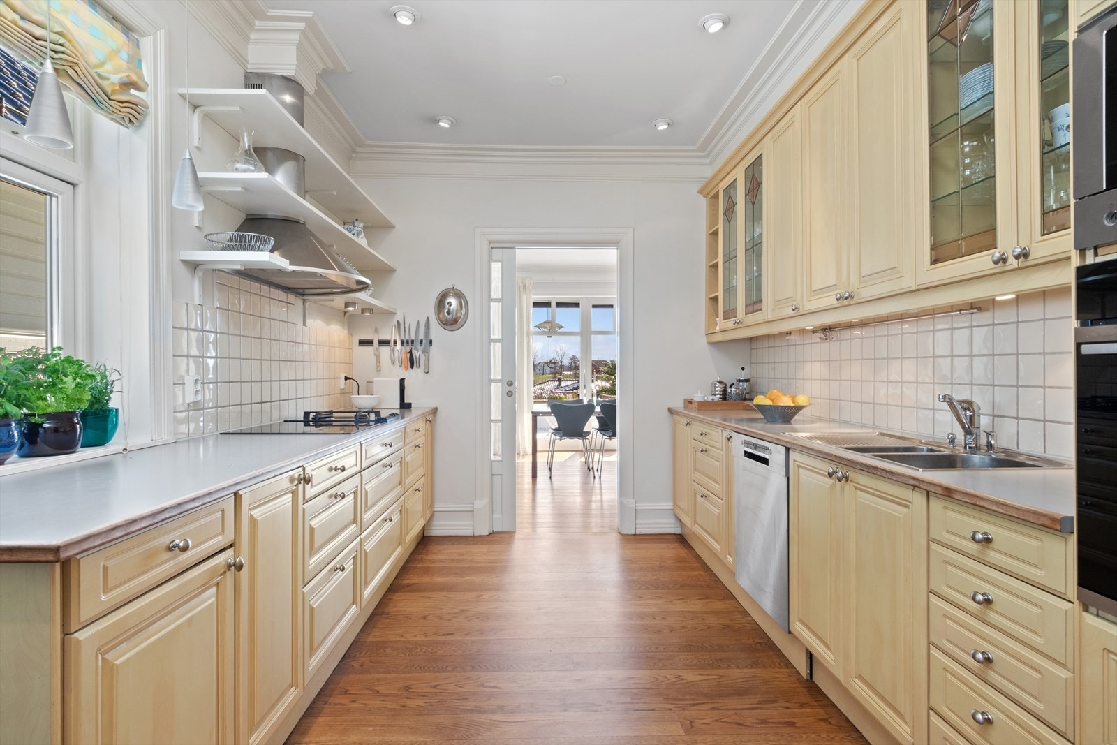 Her er det godt med arbeidsplass på benkeplate med heltre kant, backsplash av fliser. Hvitevarer består av induksjonstopp, to gassbluss, stekeovn, mikrobølgeovn, oppvaskmaskin fra Siemens, kombikjøleskap fra Bosch. Galleribilde