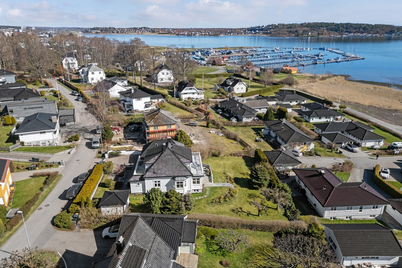 Eiendommen er på 1 196 kvm. og er pent opparbeidet med gressplen og diverse beplantning. Galleribilde