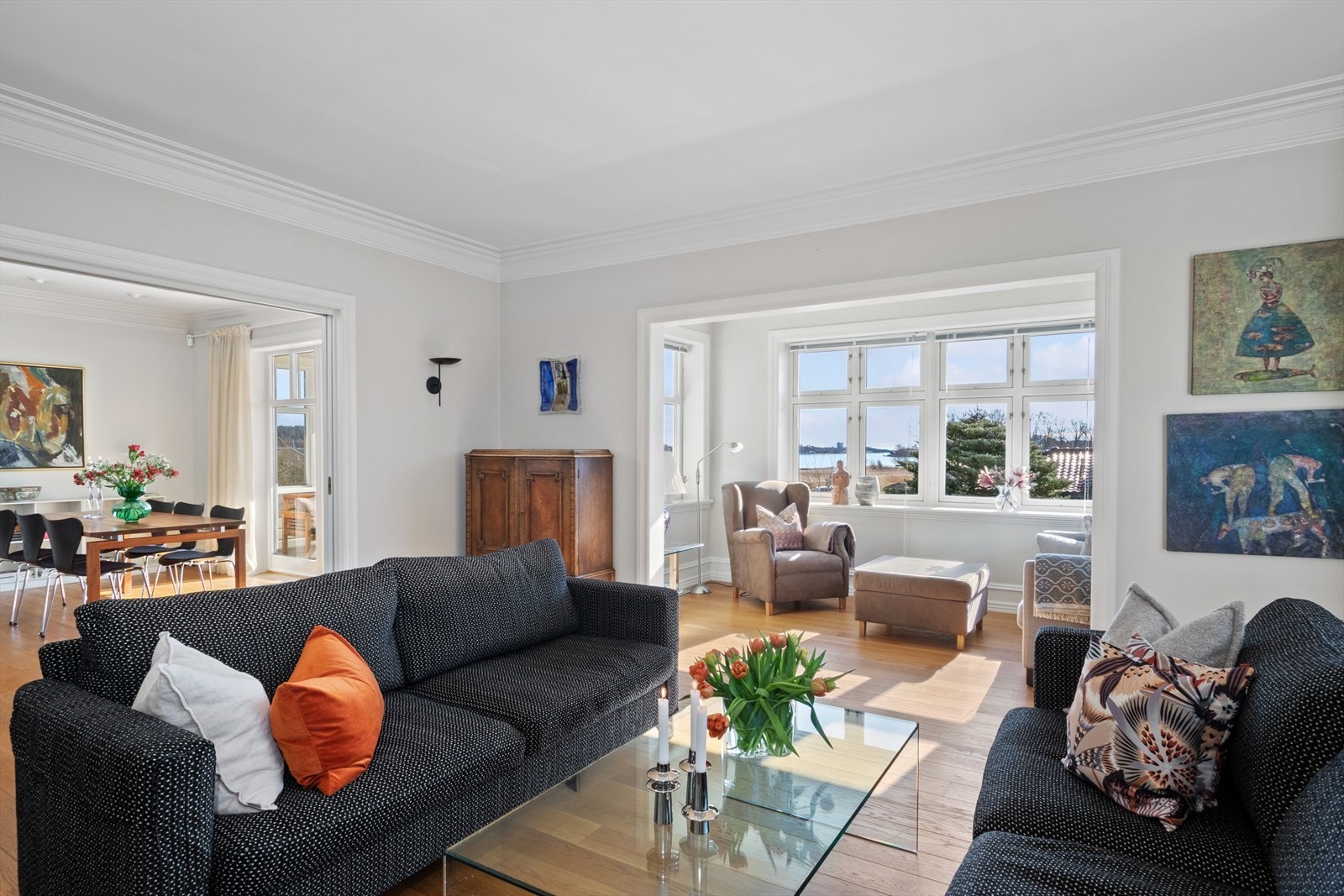 Boligen er godt utstyrt med flere stuer. En romslig stue, separat spisestue og TV-stue i 1. etasje, i tillegg er det en stue i boligens 2. etasje. Galleribilde