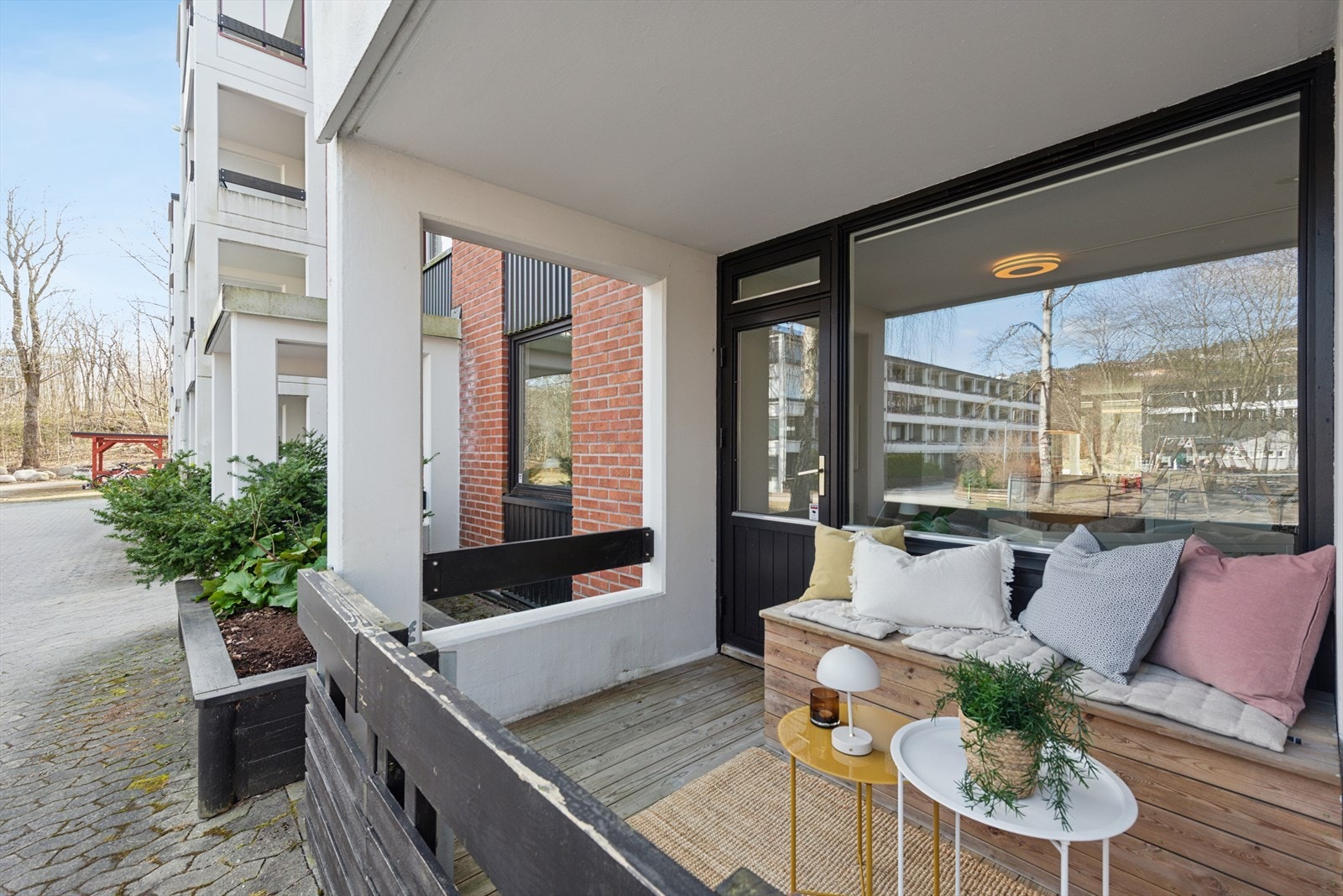 Her er det utgang til en hyggelig, overbygget terrasse med plass til hagemøblement. Galleribilde