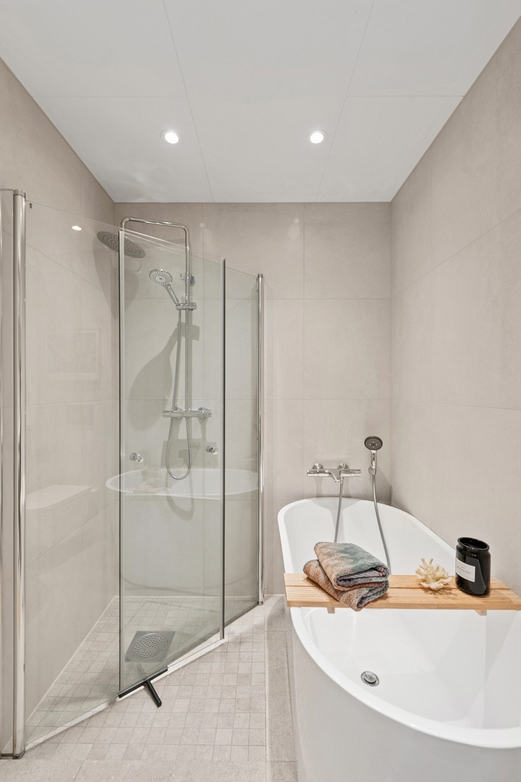 Dusjhjørnet med innfellbare glassdører og et deilig design badekar. Galleribilde