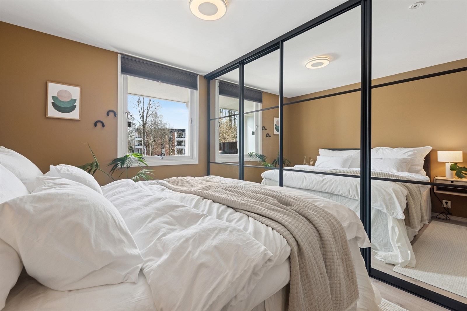 Hovedsoverommet har rikelig med oppbevaring i skyvedørsgarderobe med speilfronter. Galleribilde