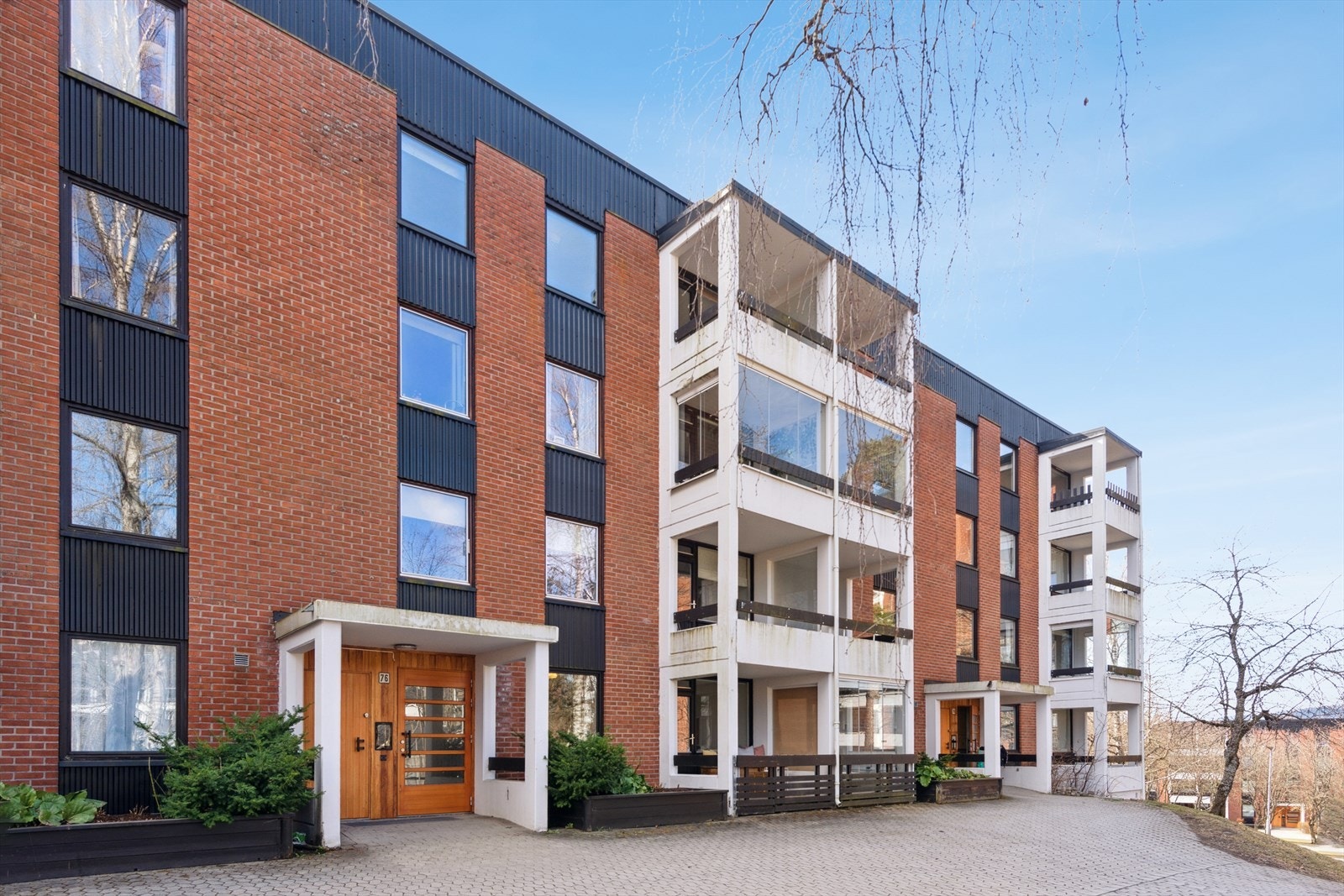 Leiligheten har adkomst via felles, overbygget inngangsparti på bakkeplan. Galleribilde