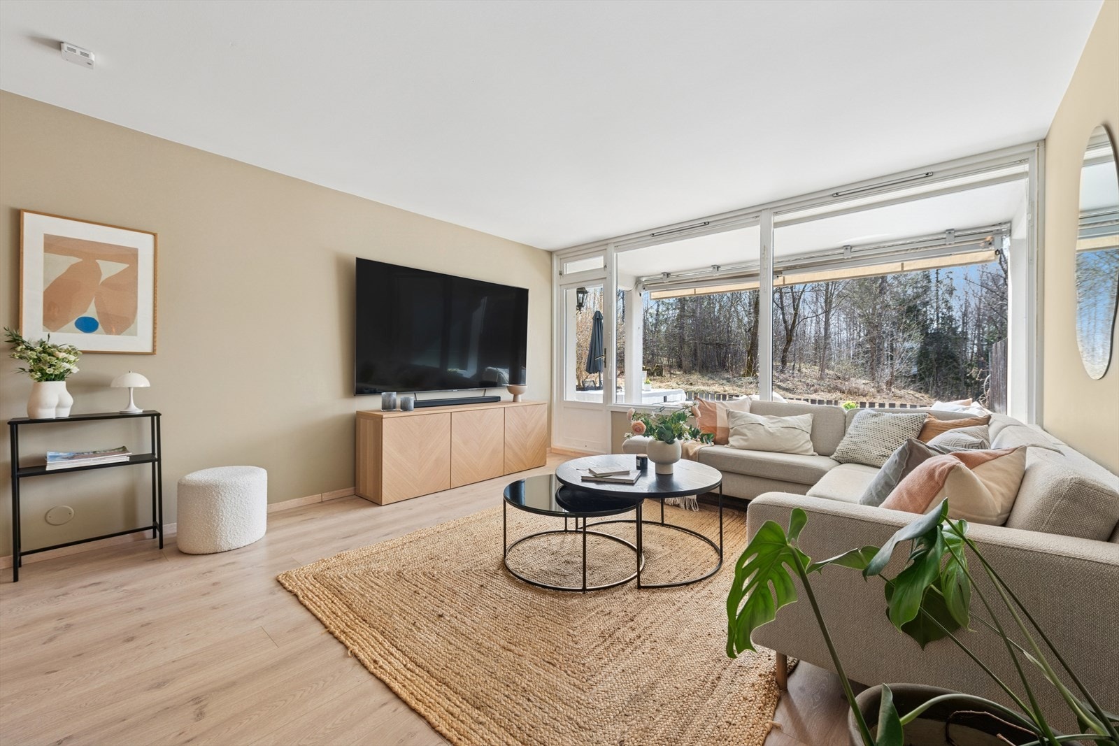 Det ble lagt ny laminat i 2019 og det er varmekabler gulvene i alle rom bortsett fra på soverommene. Galleribilde