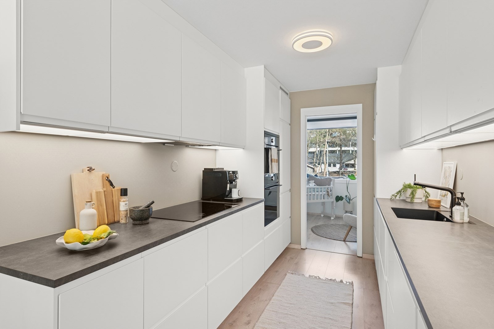 Innredningen byr på rikelig med lagringsplass gjennom mange skap og skuffer. Galleribilde