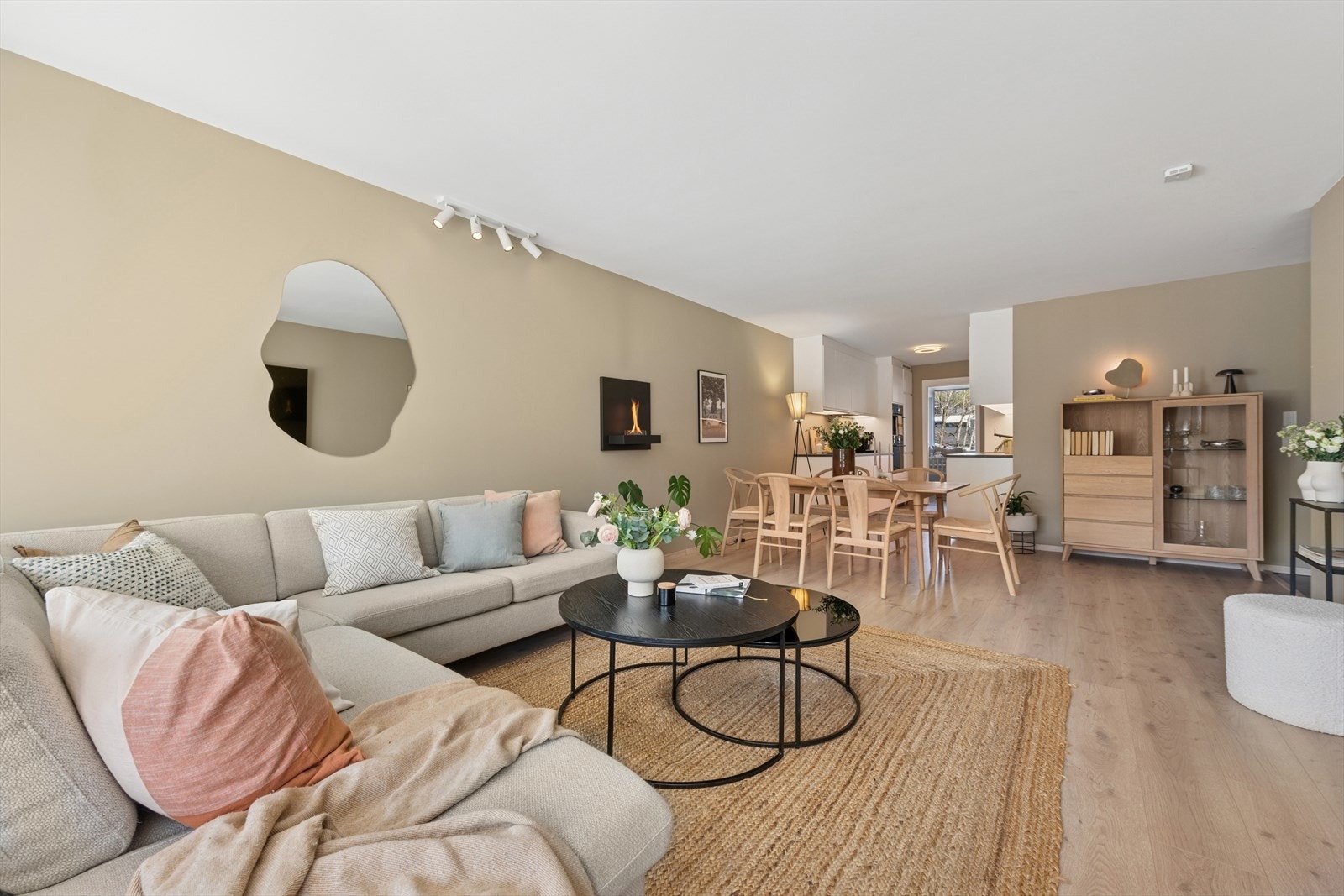 Stuen har god plass til en komfortabel sofa og lenestol, og inviterer til både avslapning og sosiale sammenkomster. Galleribilde