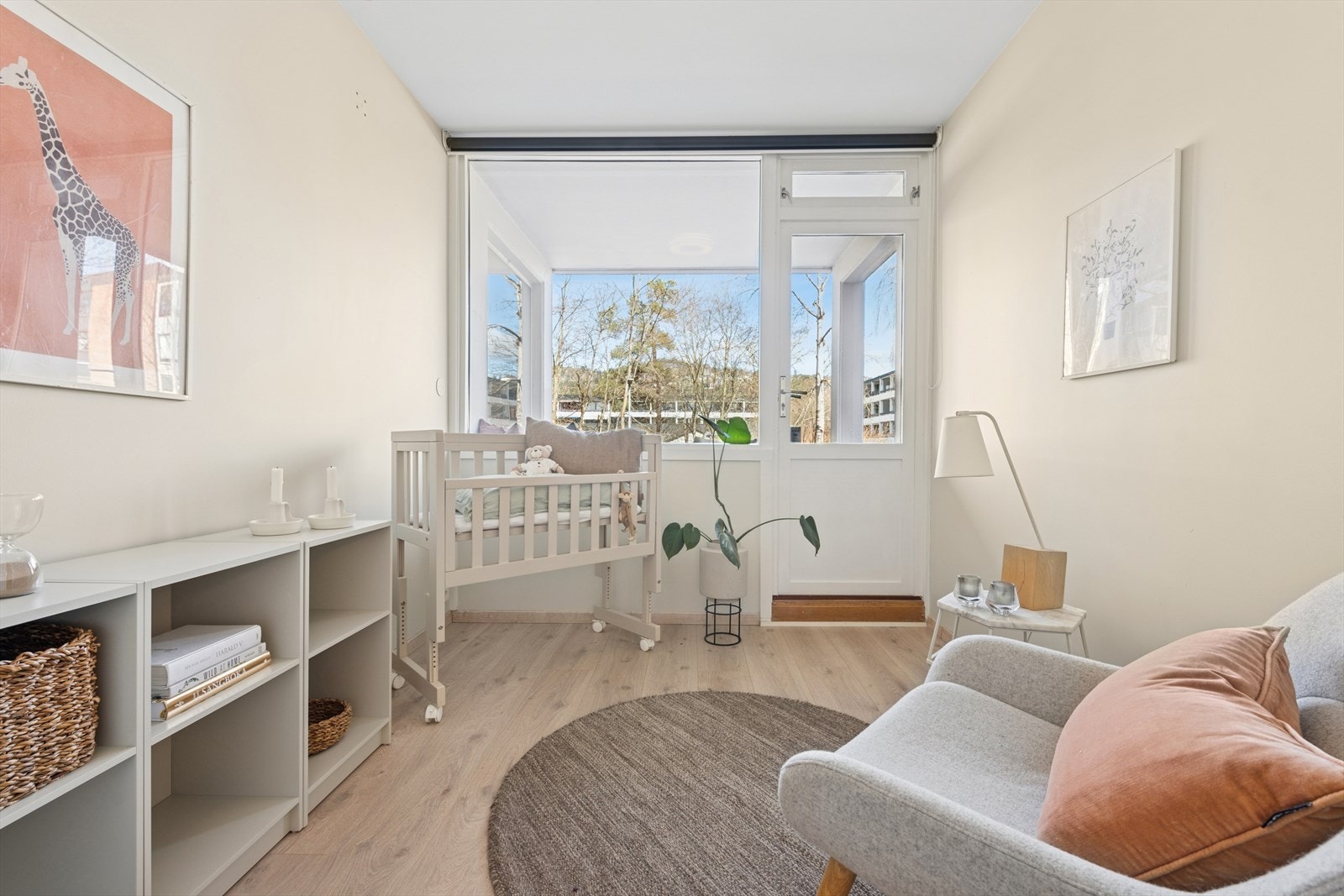 Leiligheten er opprinnelig en 3-roms, men det er laget ett ekstra soverom mellom kjøkkenet og den minste terrassen. Galleribilde