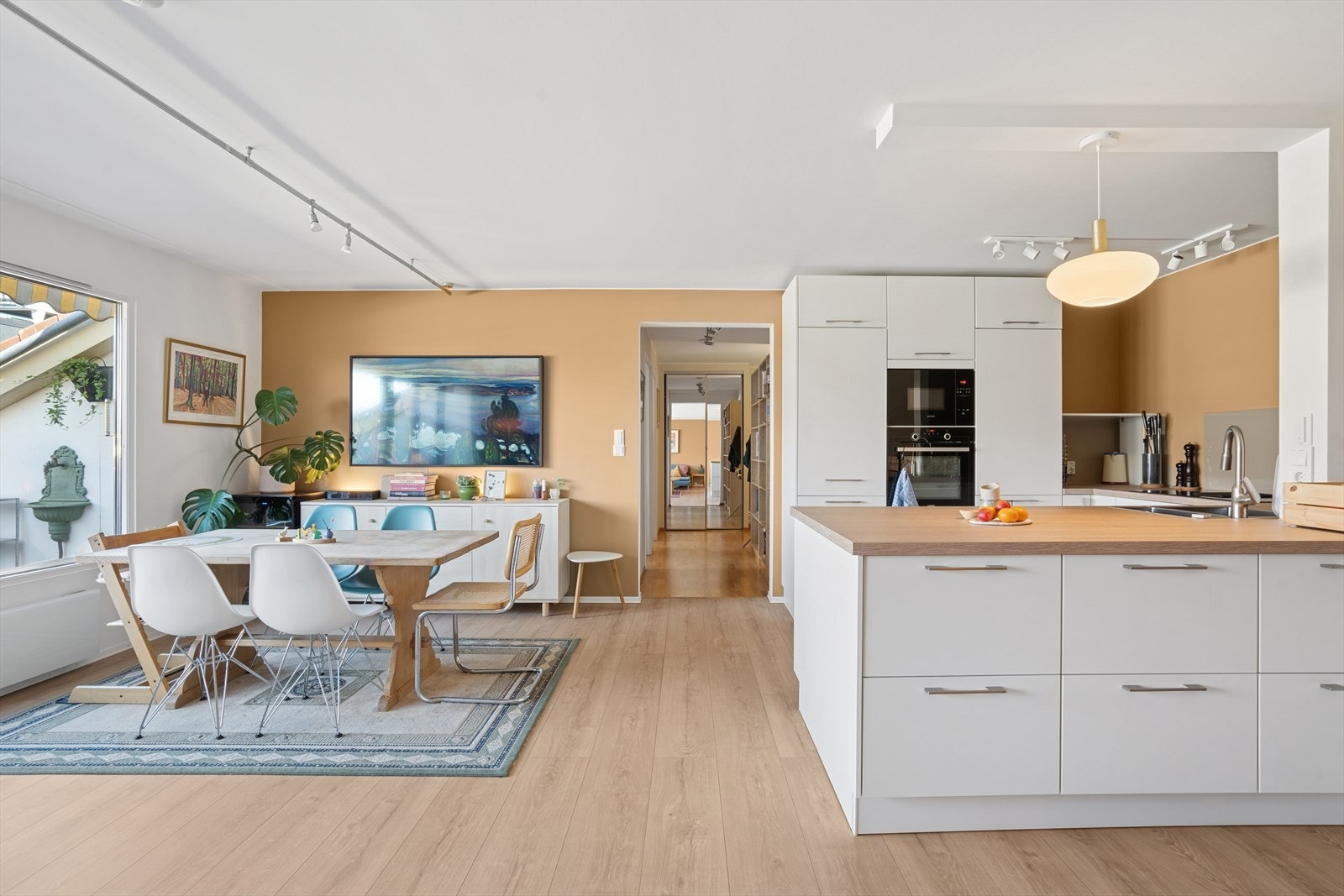 Pent gulv (fra 2020) og overflater er malt i moderne og tidsriktige fargetoner som gir rommet et stilrent og harmonisk uttrykk. Galleribilde