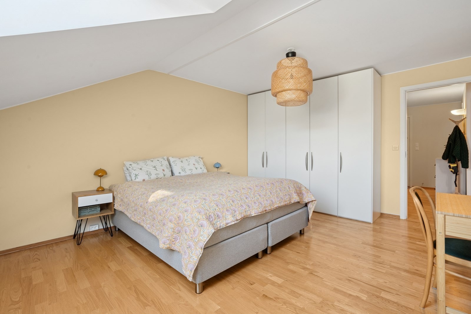 God plass til både garderobeskap, kommode og skrivebord om ønskelig. Galleribilde