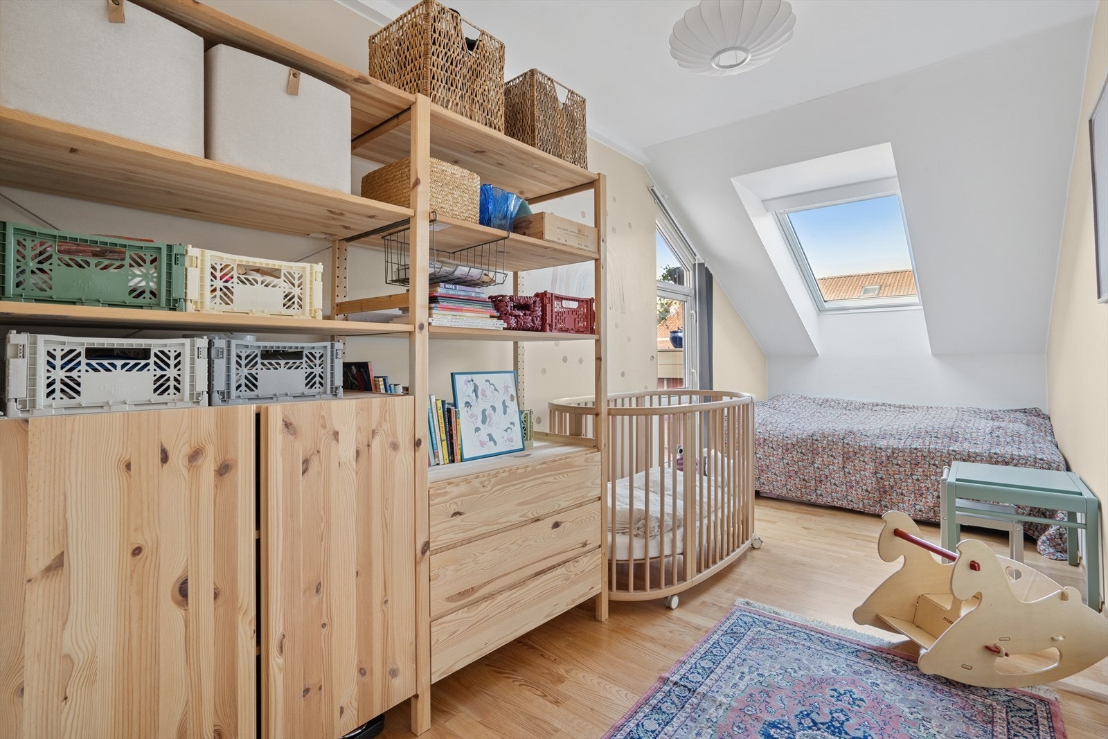 Rommet egner seg perfekt som barnerom, gjesterom eller hjemmekontor - alt etter behov. Velux takvindu fra 2023. Galleribilde