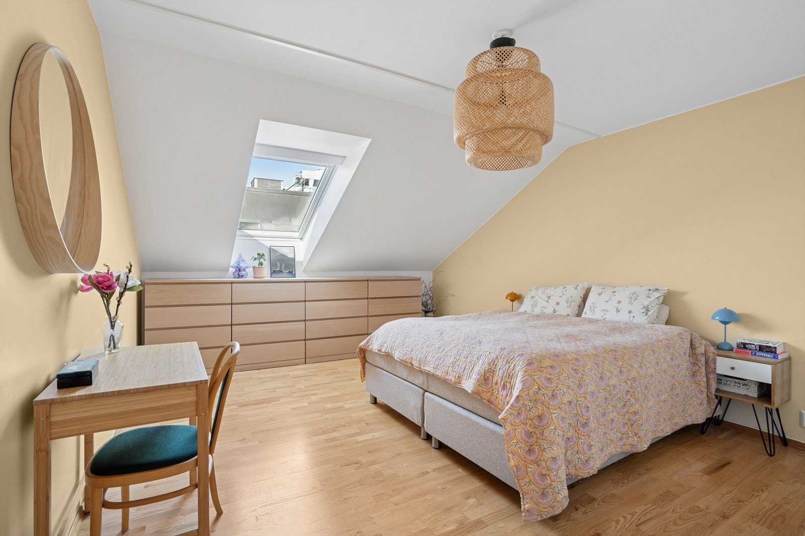 Hovedsoverommet er av god størrelse og har plass til både dobbeltseng og nattbord. Nytt Velux vindu i 2023. Galleribilde