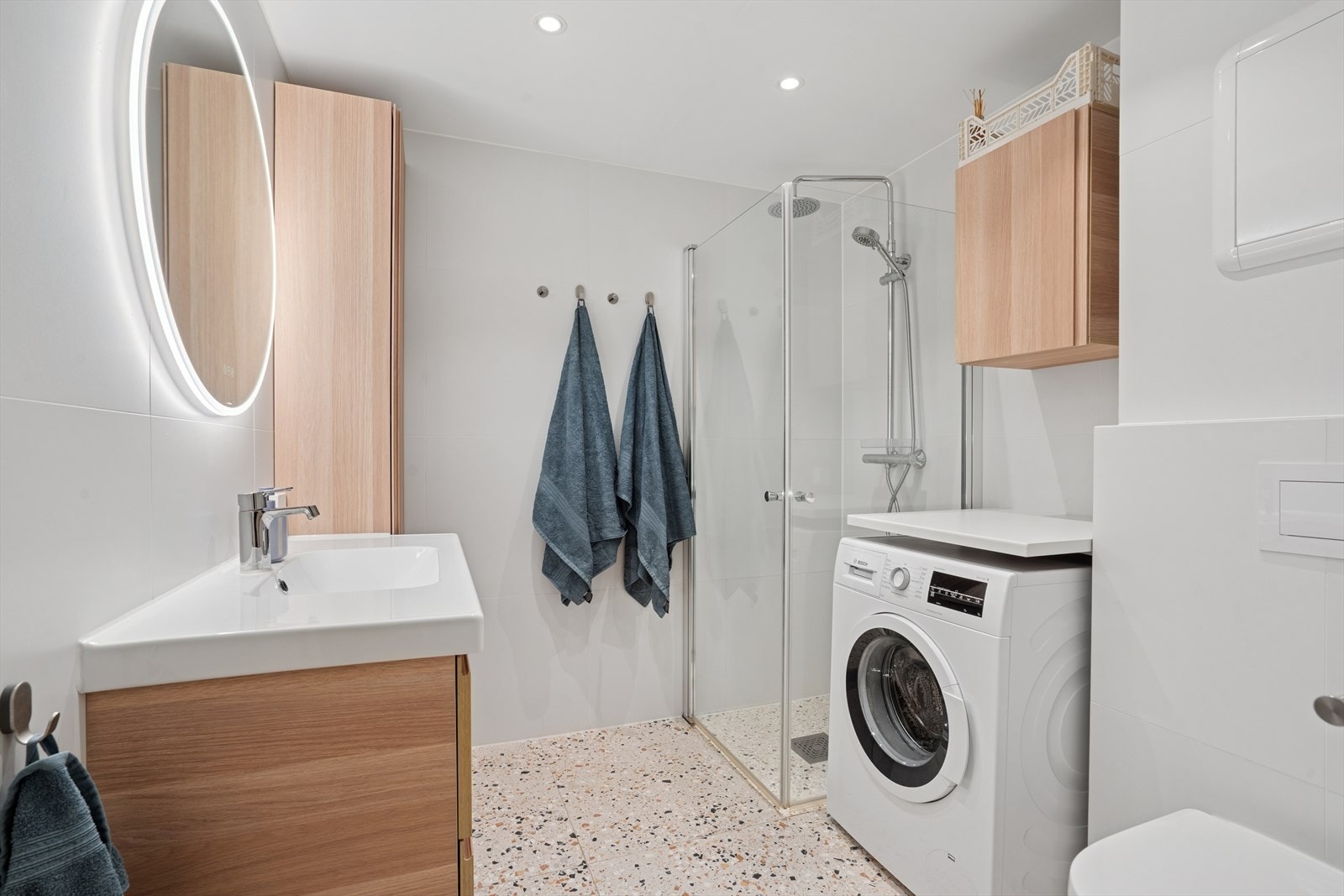 Lekkert og moderne bad med smakfull stil og gjennomførte detaljer. Badet ble oppusset i 2021 og fremstår som både funksjonelt og estetisk tiltalende. Galleribilde