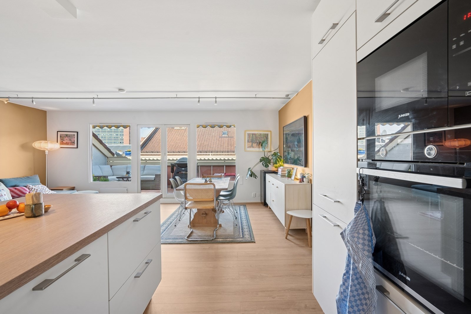 Kjøkkenet er utstyrt med integrert oppvaskmaskin, kombiskap, stekeovn, mikrobølgeovn og en moderne induksjonstopp med integrert kullfilterventilator. Galleribilde