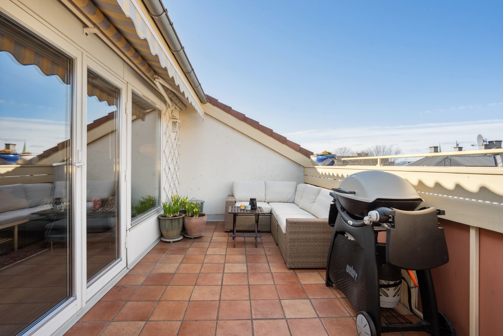 Her kan du nyte solen fra ca. kl. 12 til 20 midt på sommeren - perfekt for både avslapning og sosiale sammenkomster. Galleribilde