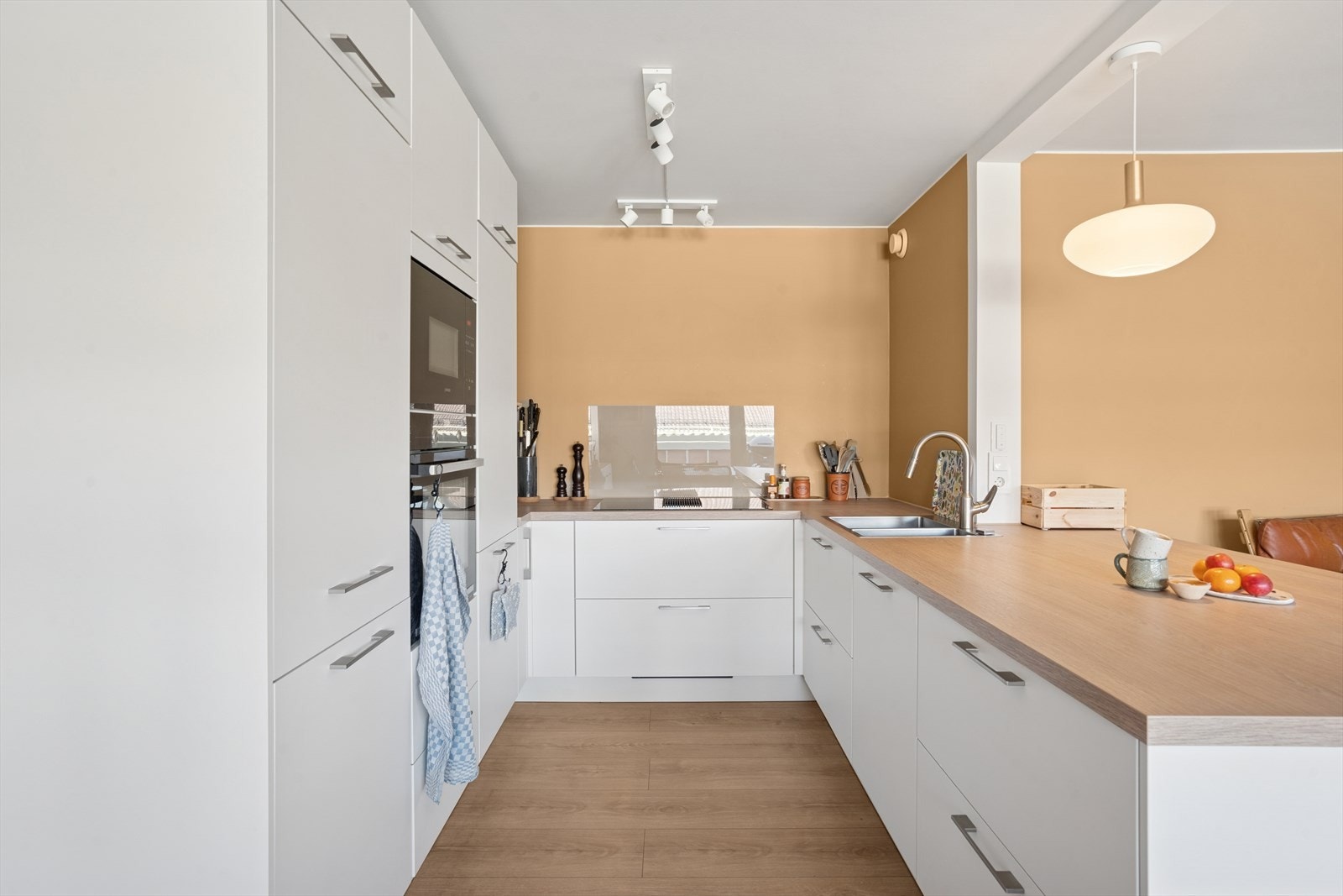 Lekkert og moderne kjøkken fra Nobilia (2020) med stilrene, glatte hvite fronter og slitesterke benkeplater i laminat. Galleribilde