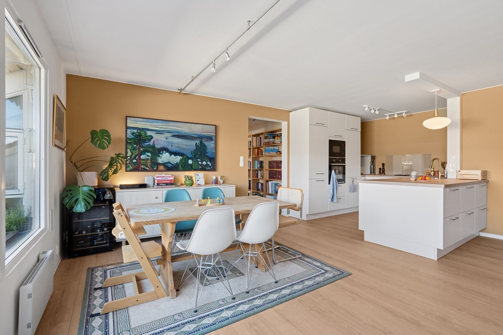 Åpen og sosial stue- og kjøkkenløsning med god plass til langbord som inviterer til hyggelige sammenkomster! Galleribilde