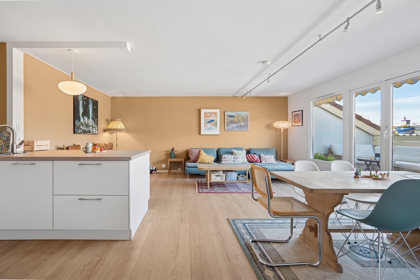 Store vindusflater og terrassedør sørger for rikelig med naturlig lys gjennom dagen, noe som gir en luftig og trivelig atmosfære. Galleribilde