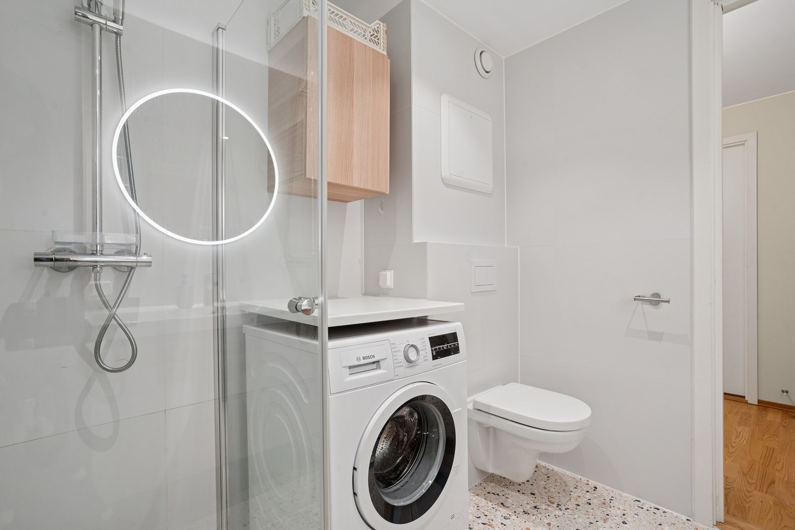 Varmekabler i gulv og nisje til vaskemaskin. Galleribilde