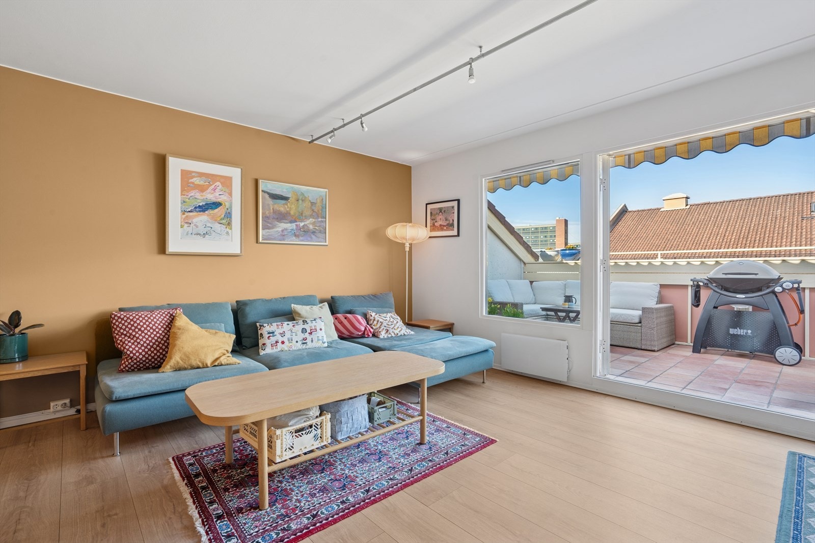 Terrassen har markise for solskjerming som er praktisk på de varmeste dagene i året. Galleribilde