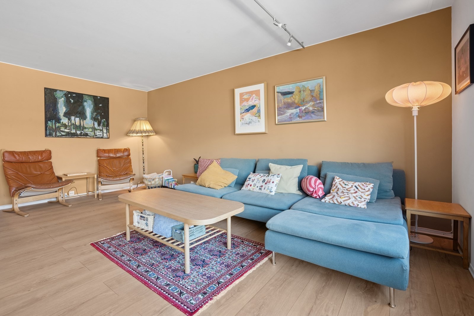 Romslig sone for ønsket sittegruppe med tilhørende møblement. Galleribilde