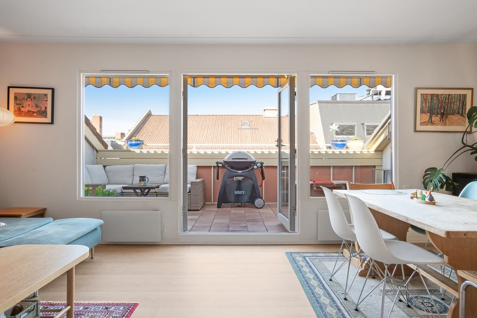 Fra stuen er det utgang til en romslig og solrik terrasse på 15,5 m² med nordvestvendt beliggenhet. Galleribilde