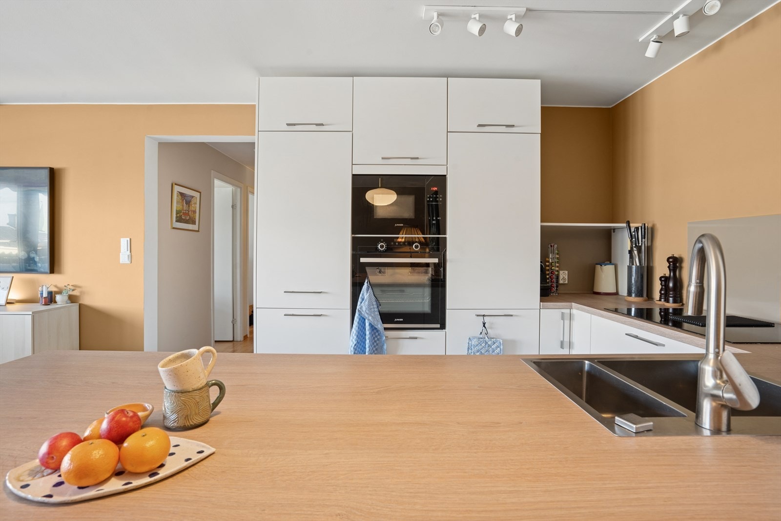 Her er det godt med både skap- og benkeplass, som gir praktiske og funksjonelle arbeidsflater. Galleribilde