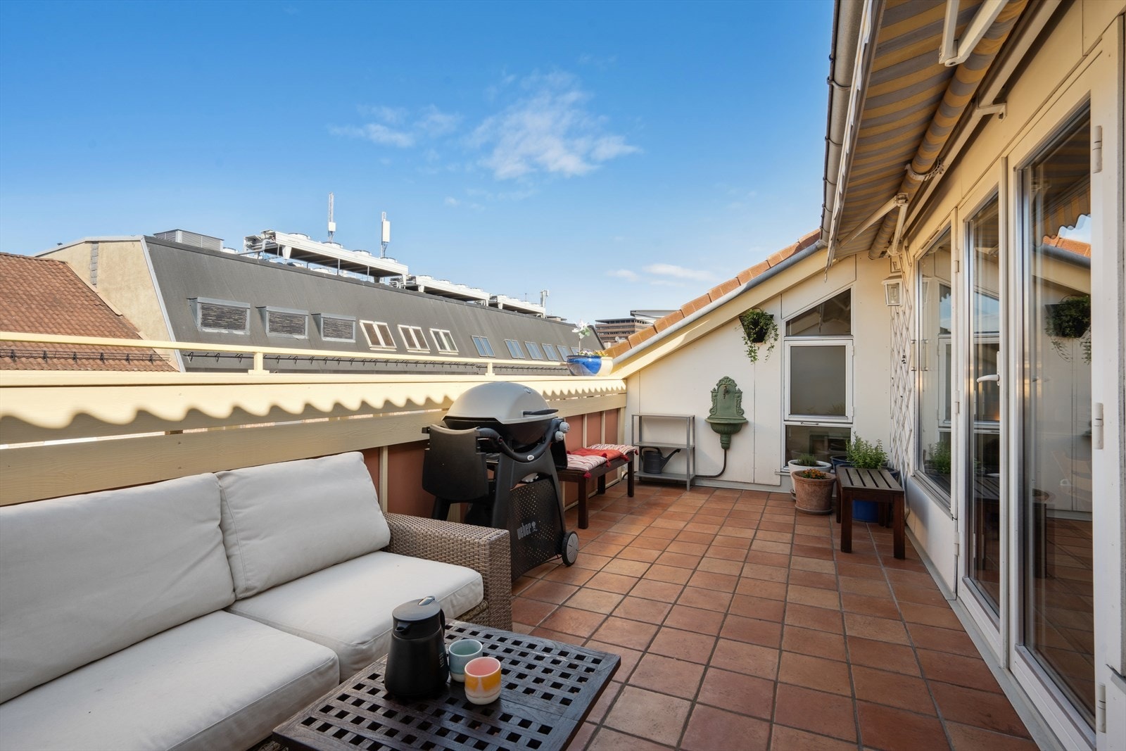 God plass til flere sittegrupper. Utstyrt med blant annet veggmonterte utelamper og terrassemarkise - perfekt for både solfylte dager og sene sommerkvelder. Galleribilde