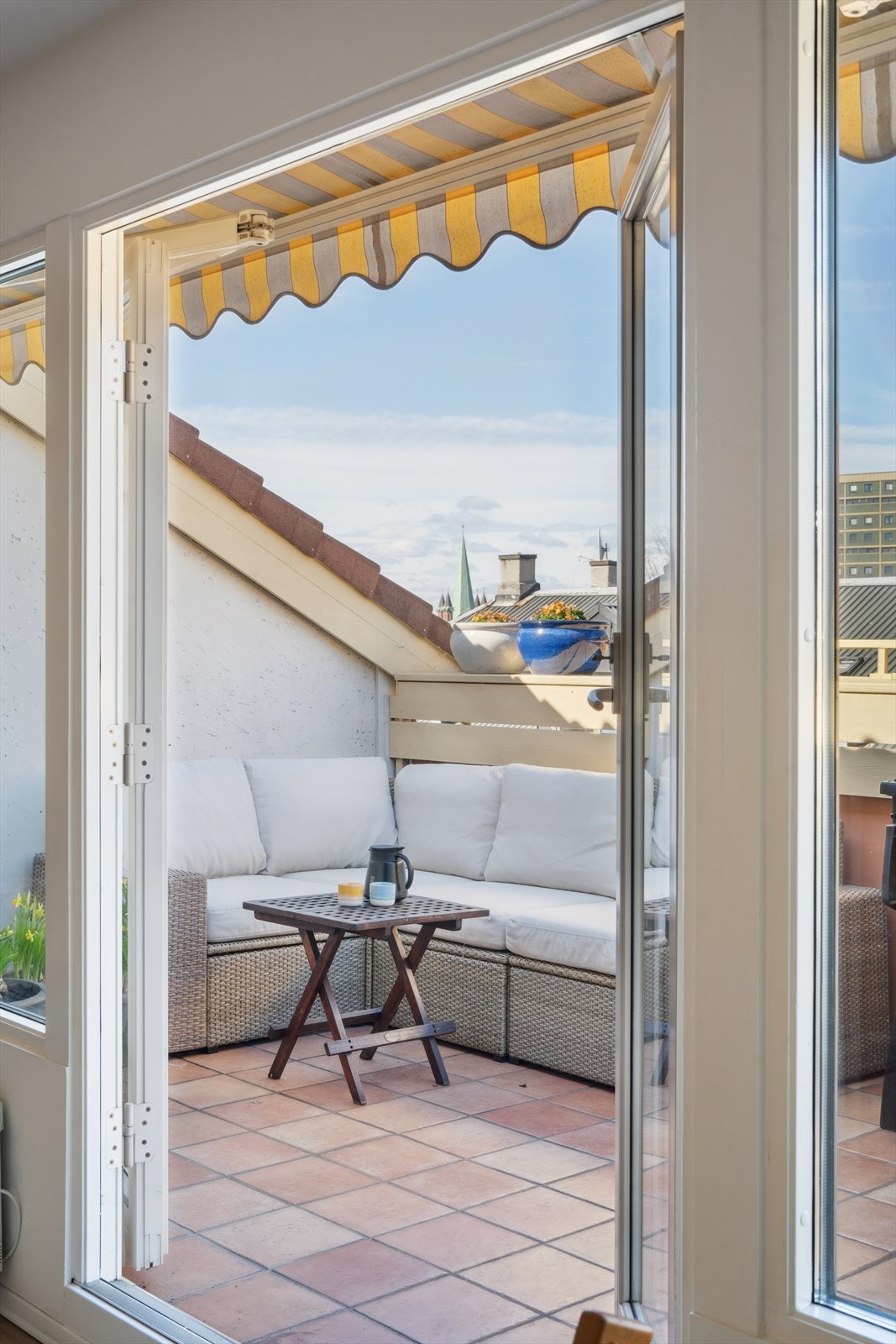 Her bor du usjenert i byggets toppetasje med
solrik takterrasse vendt mot rolig miljøgate. Galleribilde