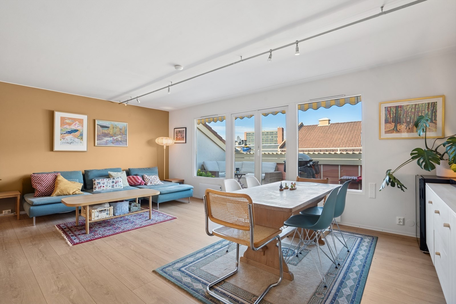 Lys og luftig stue med god planløsning og naturlig inndeling for både spiseplass og sofakrok. Store vindusflater gir rikelig med dagslys. Galleribilde