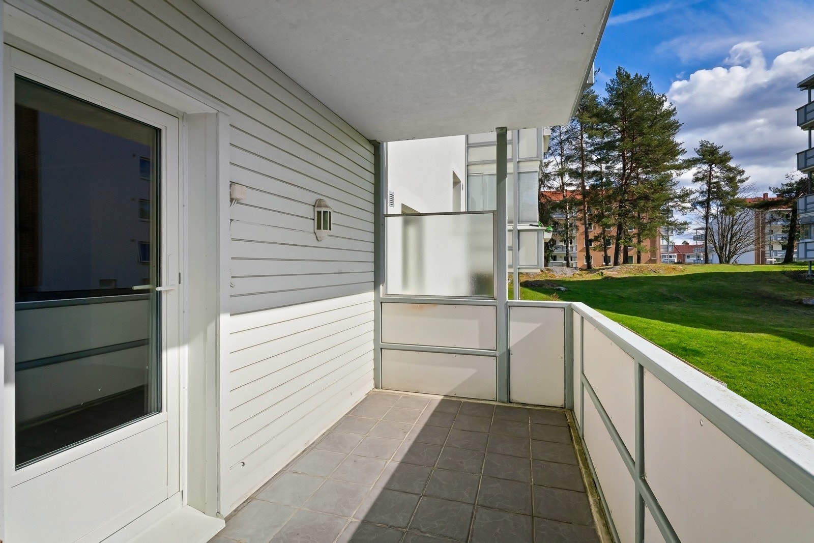 Utgang til sydvendt balkong på 8 m² med god plass til utemøblement Galleribilde