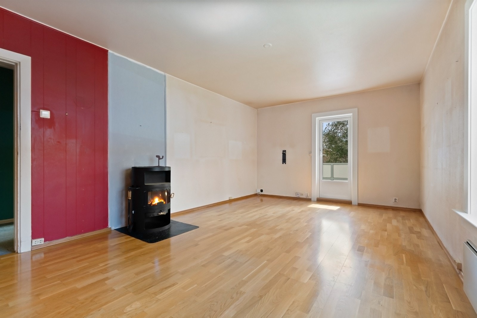 I senter av stuen er det peis Galleribilde