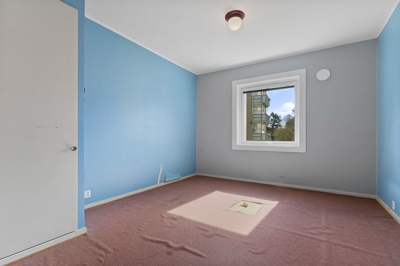 Romslig soverom med god plass til dobbeltseng Galleribilde