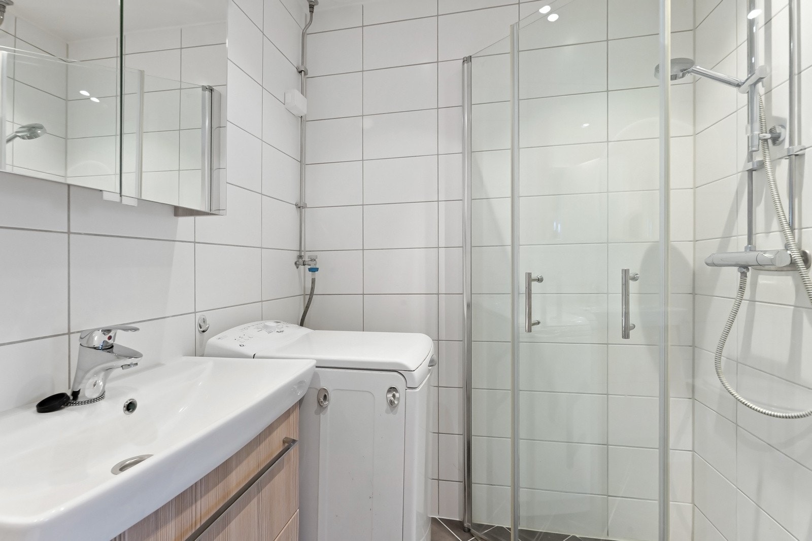 Utstyrt med bl.a. vegghengt toalett, downlights, gulvvarme og opplegg for vaskemaskin Galleribilde