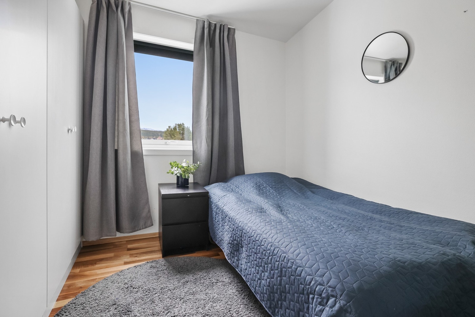 Det andre soverommet er fleksibelt og kan brukes som barnerom, gjesterom eller hjemmekontor, avhengig av behov. Galleribilde