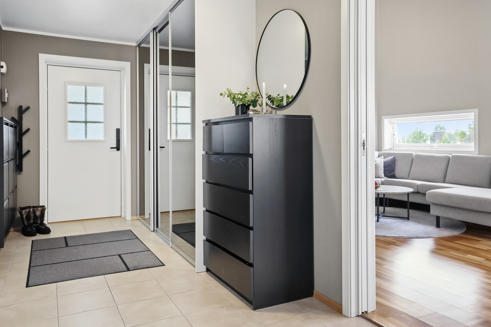 Når du trer inn i Melbærveien 3, møtes du av en moderne og åpen entré som gir et innbydende førsteinntrykk Galleribilde