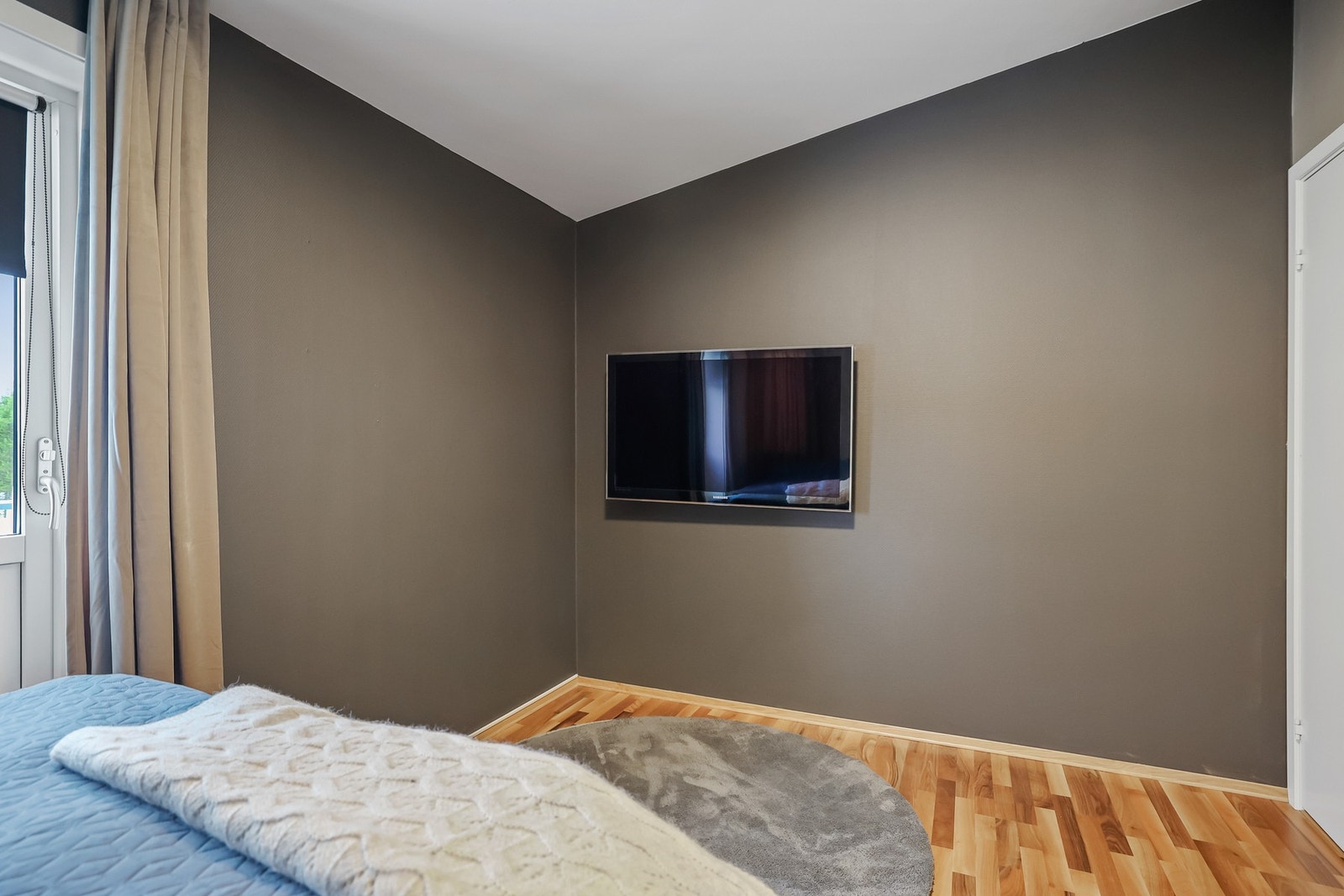 Direkte utgang til den østvendte balkongen på 4 m² - et perfekt sted å starte dagen. Galleribilde