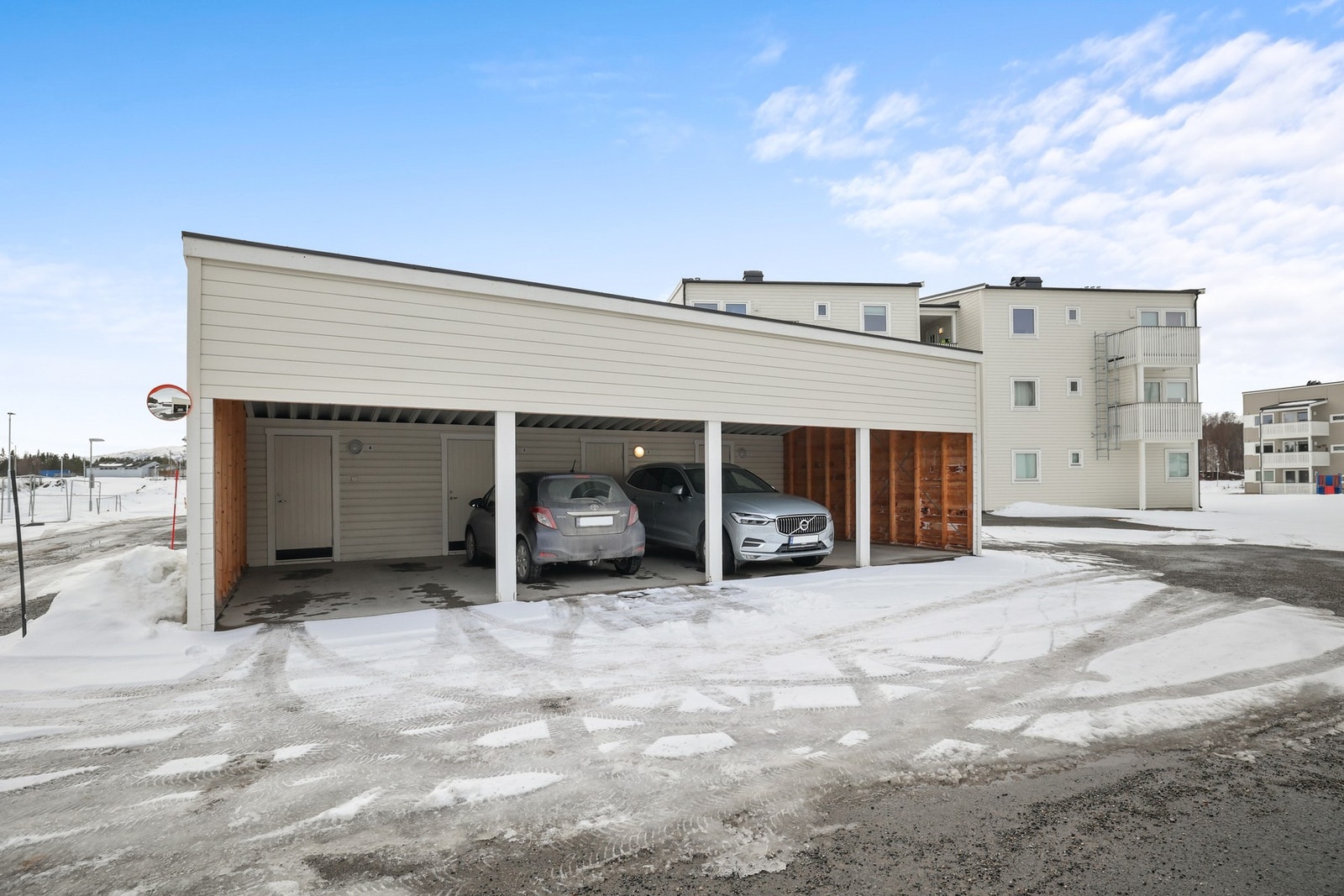 Leiligheten disponerer en biloppstillingsplass i carport, og det er gjesteparkering på felles tomt. Galleribilde