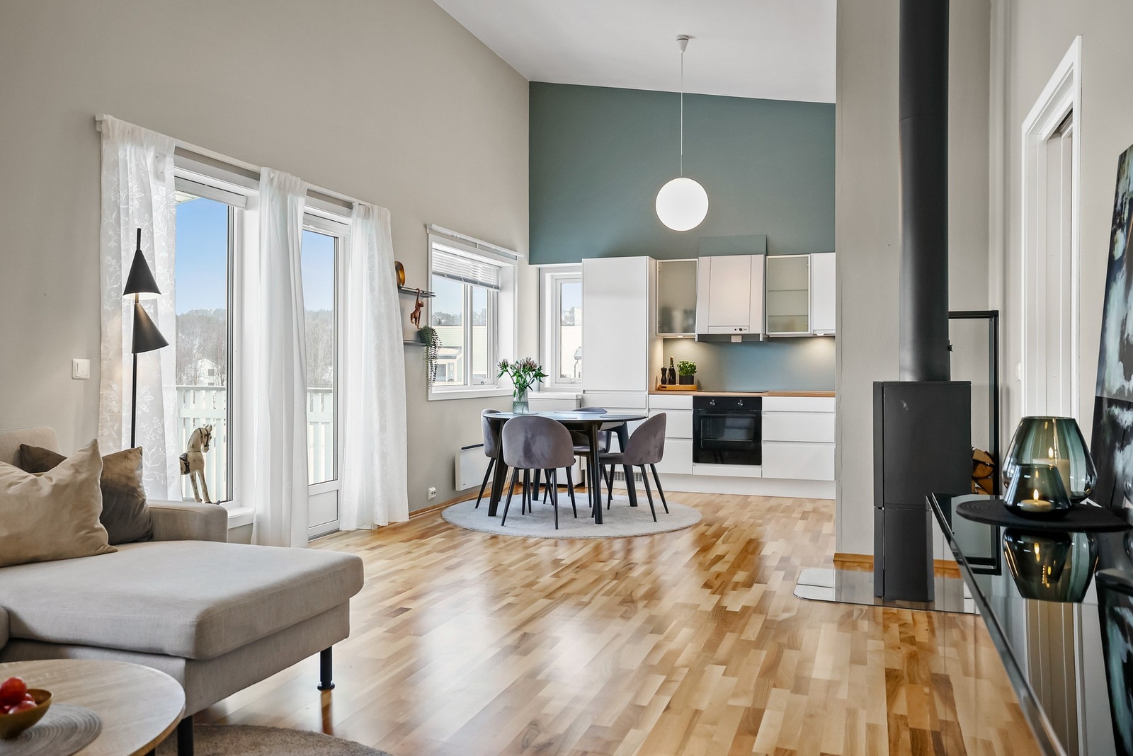 Rommet har god plass til en komfortabel sofagruppe og et spisebord, perfekt for hyggelige middager med familie og venner. Galleribilde