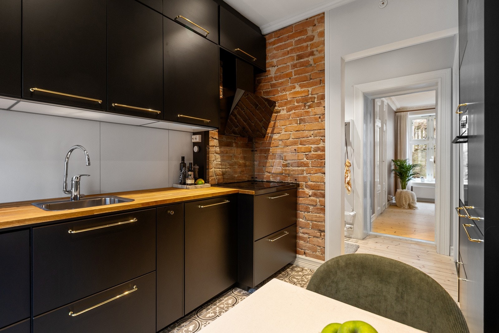 Det er rikelig med benke- og skapplass på kjøkkenet Galleribilde