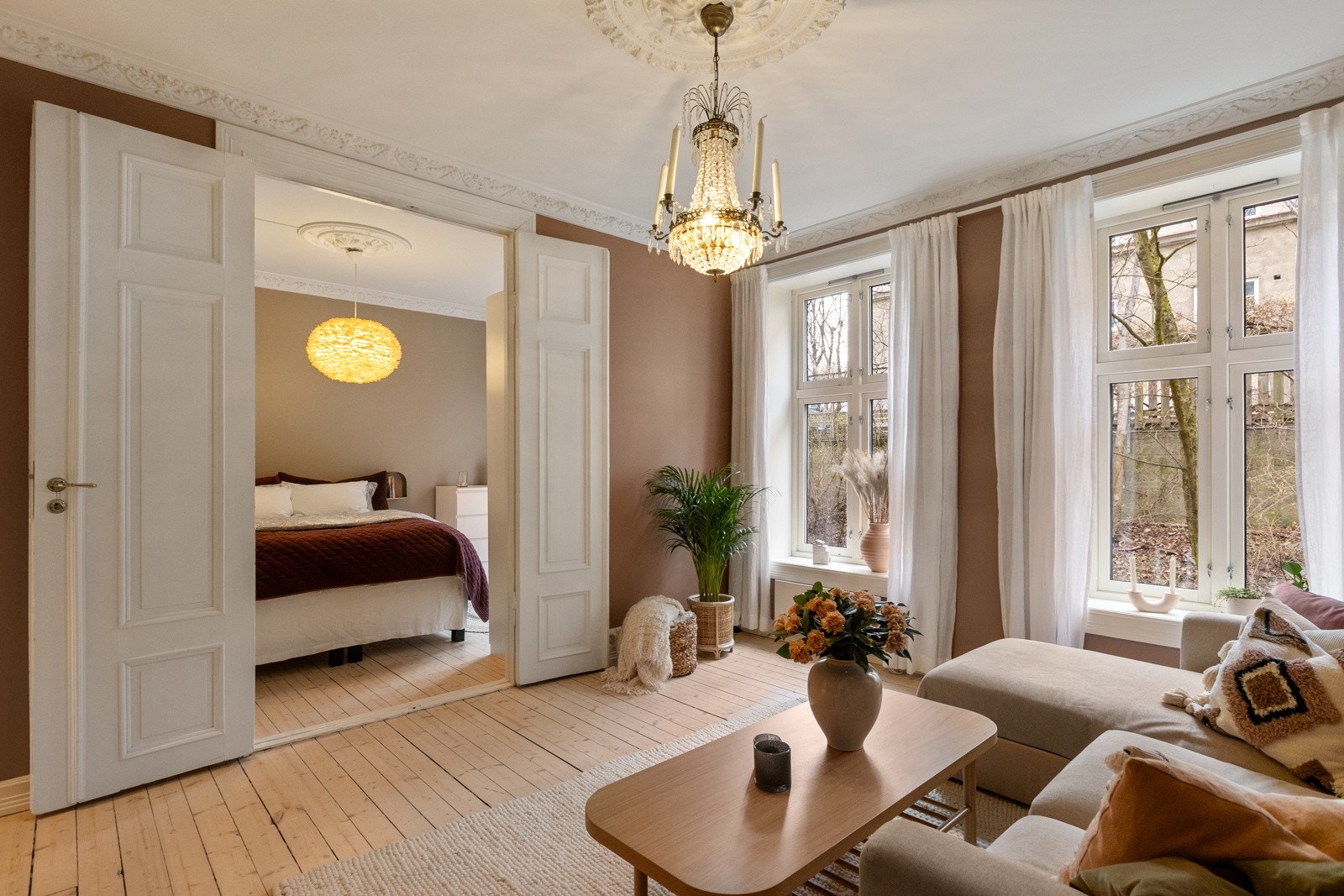 Klassiske detaljer som doble fløydører, god takhøyde, stukkatur, rosetter og peis Galleribilde