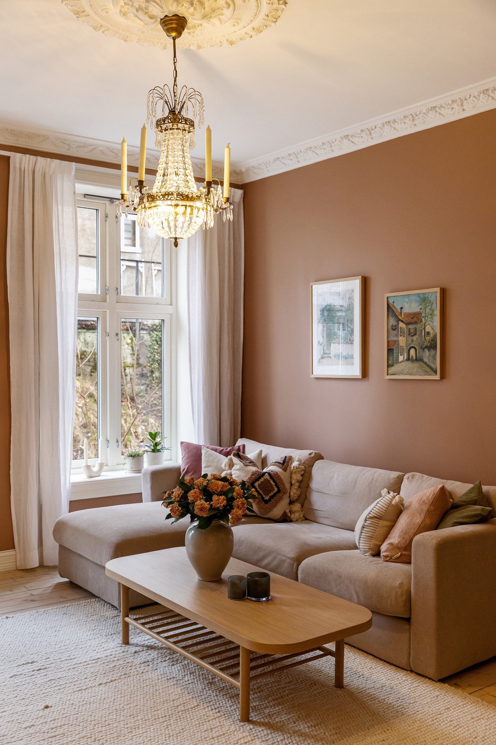 Store vinduer og en gjennomgående planløsning gir rikelig med lys Galleribilde