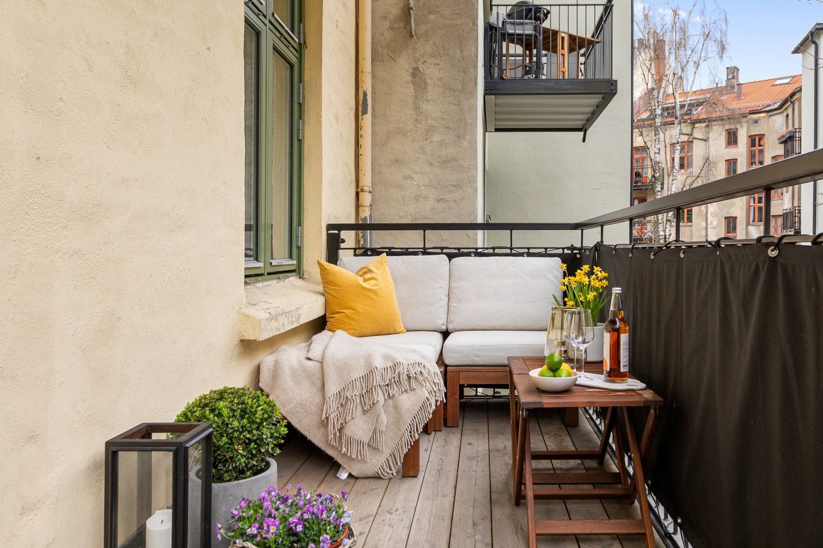 Balkongen er på 6 kvm og har god plass til utemøblement Galleribilde