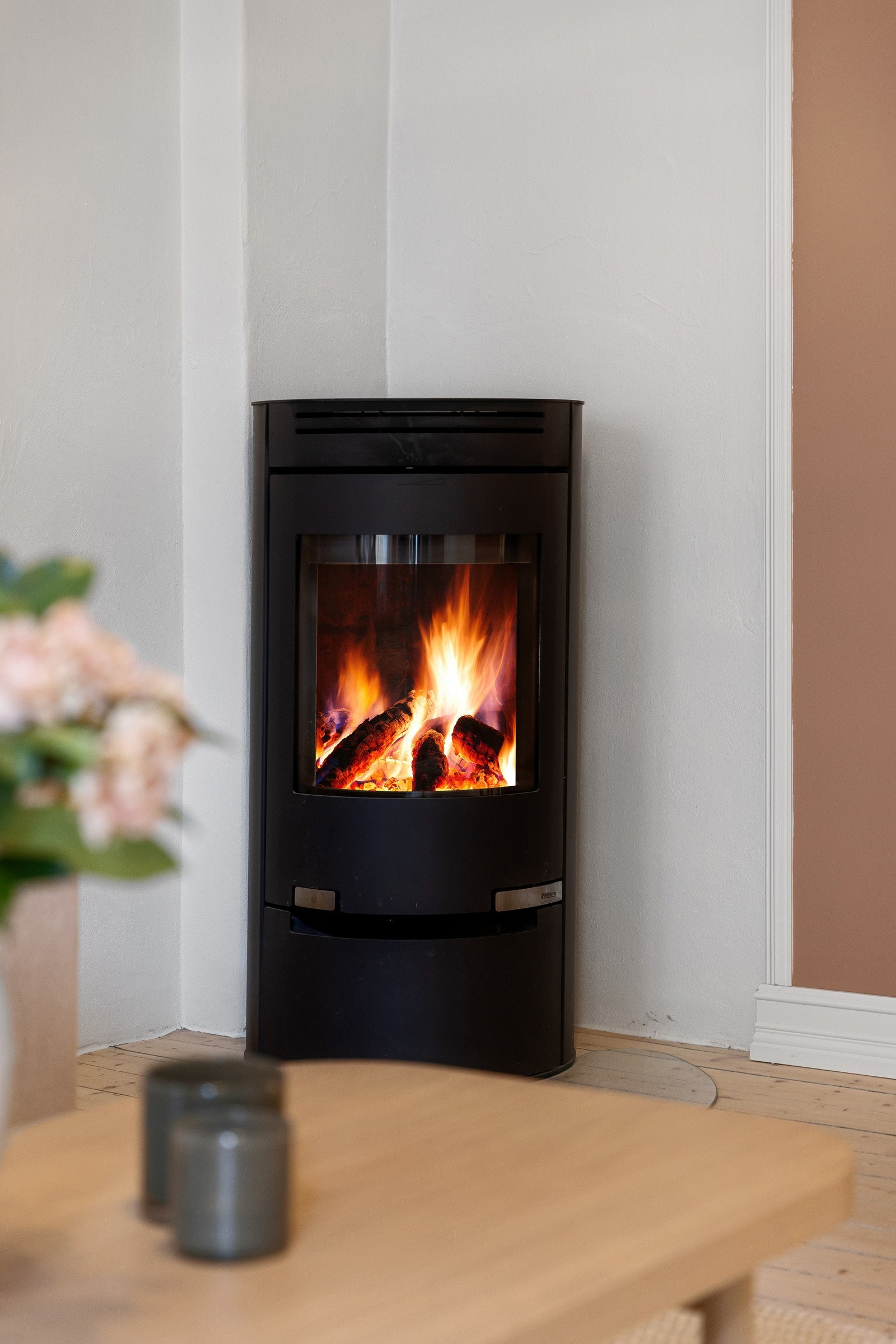 Ny og moderne peisovn i stuen Galleribilde