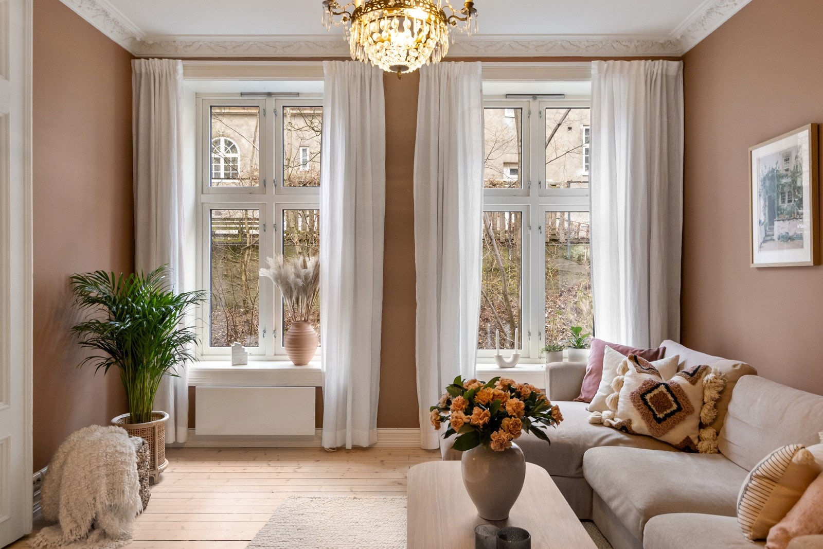 Stuen er romslig med god plass til sofagruppe Galleribilde