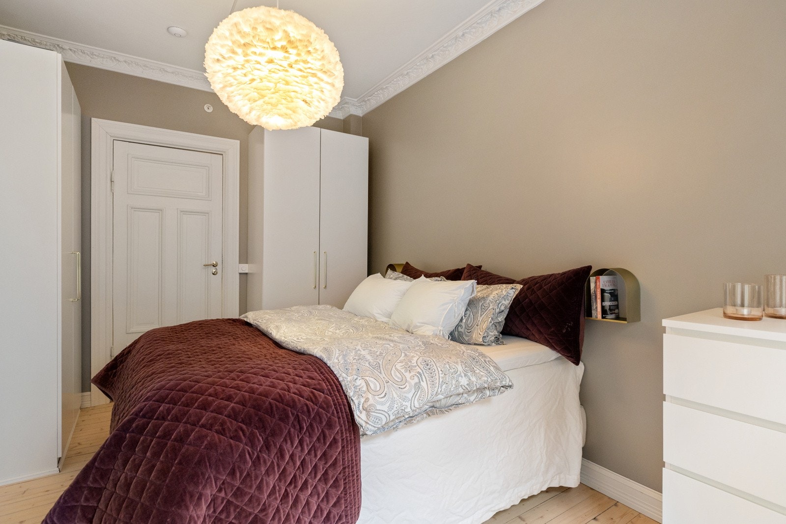 God garderobeplass på hovedsoverommet Galleribilde