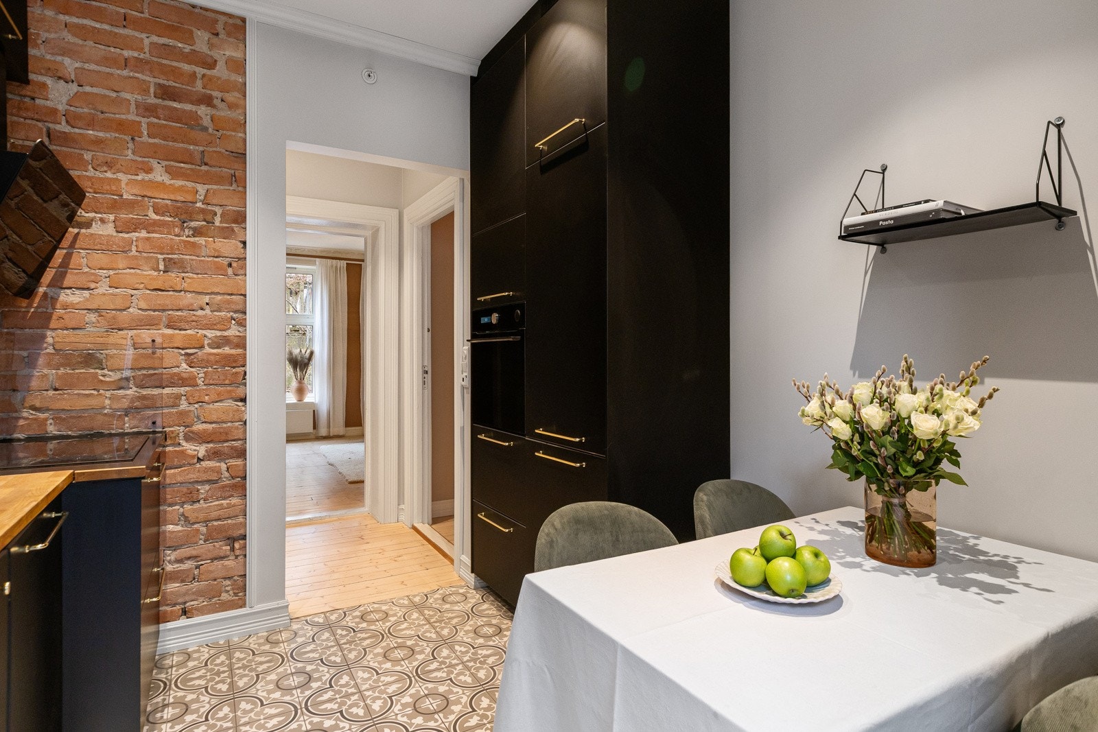 Spisebord på kjøkkenet Galleribilde