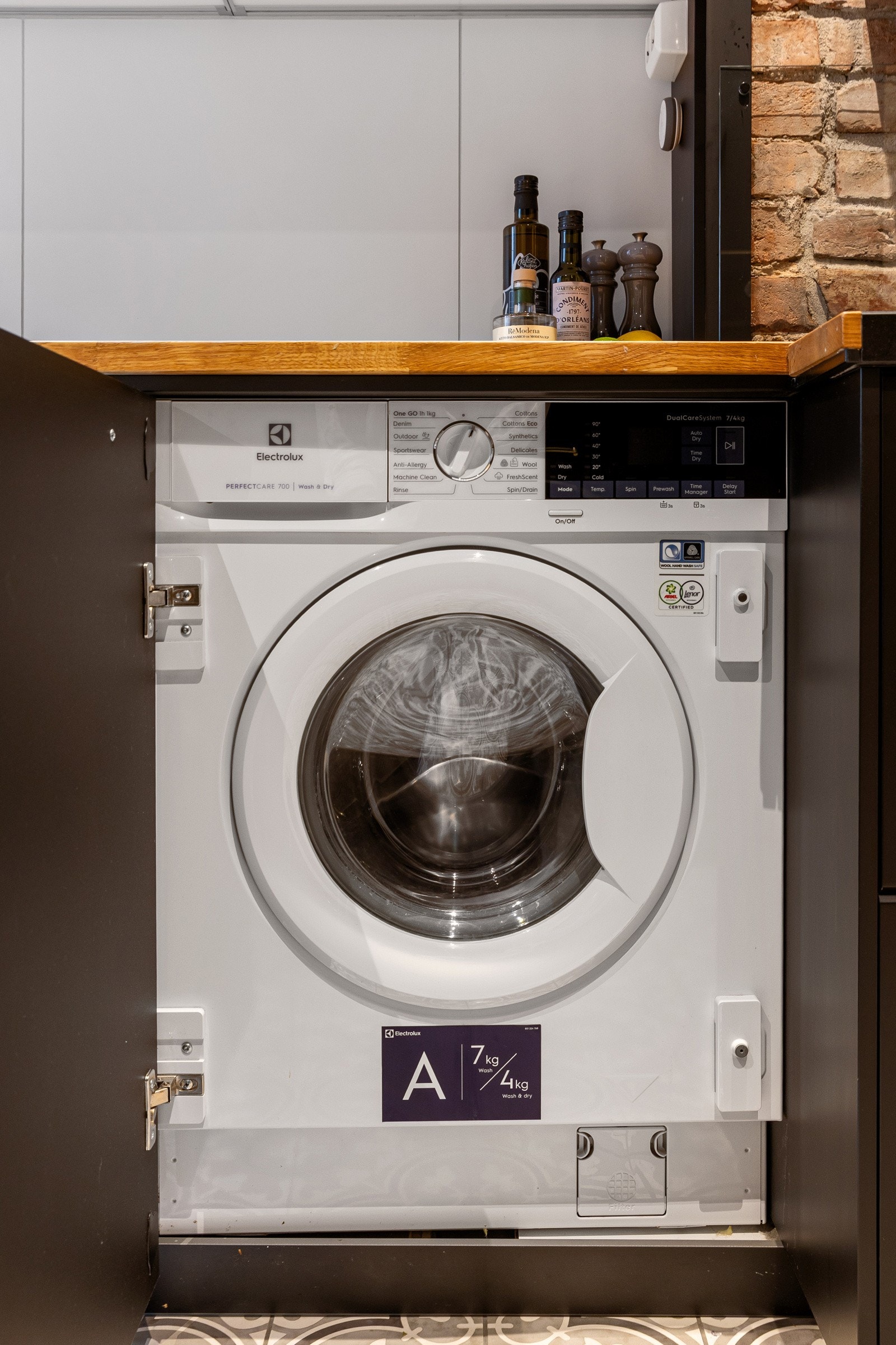 Vaskemaskinen er skjult i kjøkkeninnredningen med dør Galleribilde