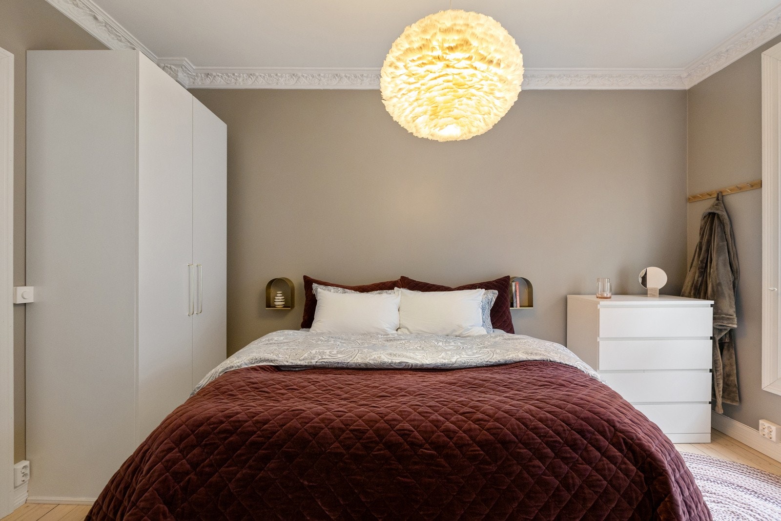 Begge soverommene vender rolig til i indre gård Galleribilde